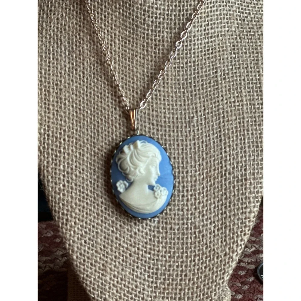 Vintage Cameo Necklace Gold Tone Chain Blue White Lady‎ Profile Pendant
